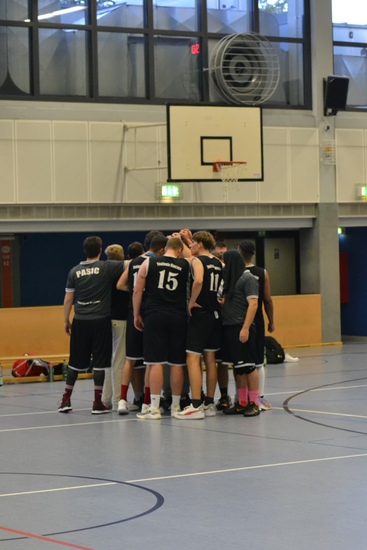 Team-Huddle vor dem Korb